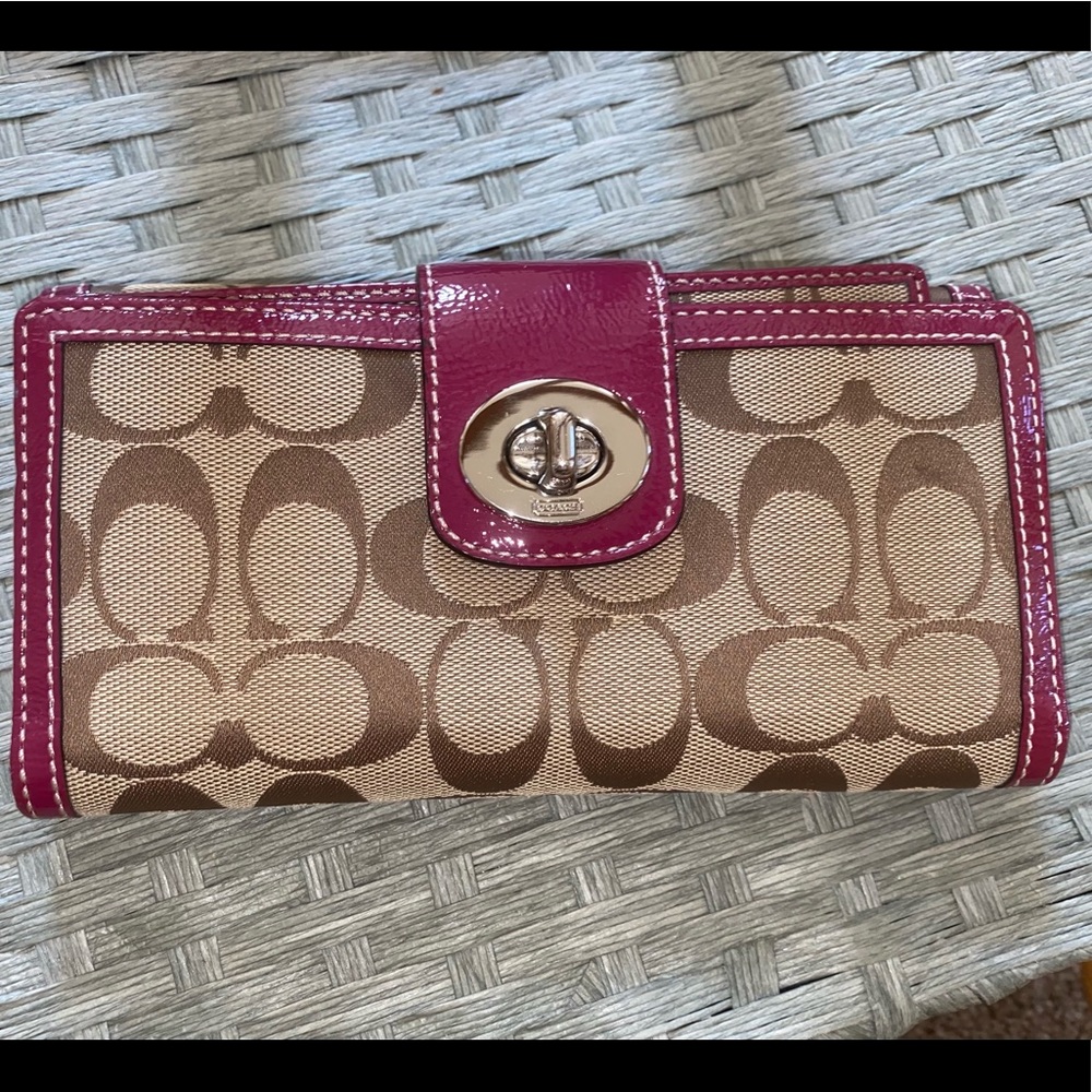 Coach wallet, comes with a second part for checks